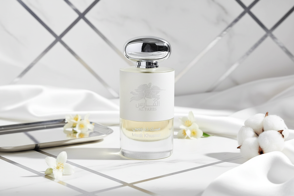 Perfume Al Fares Musk Khususi, frasco de vidrio con tapón plateado y etiqueta beige