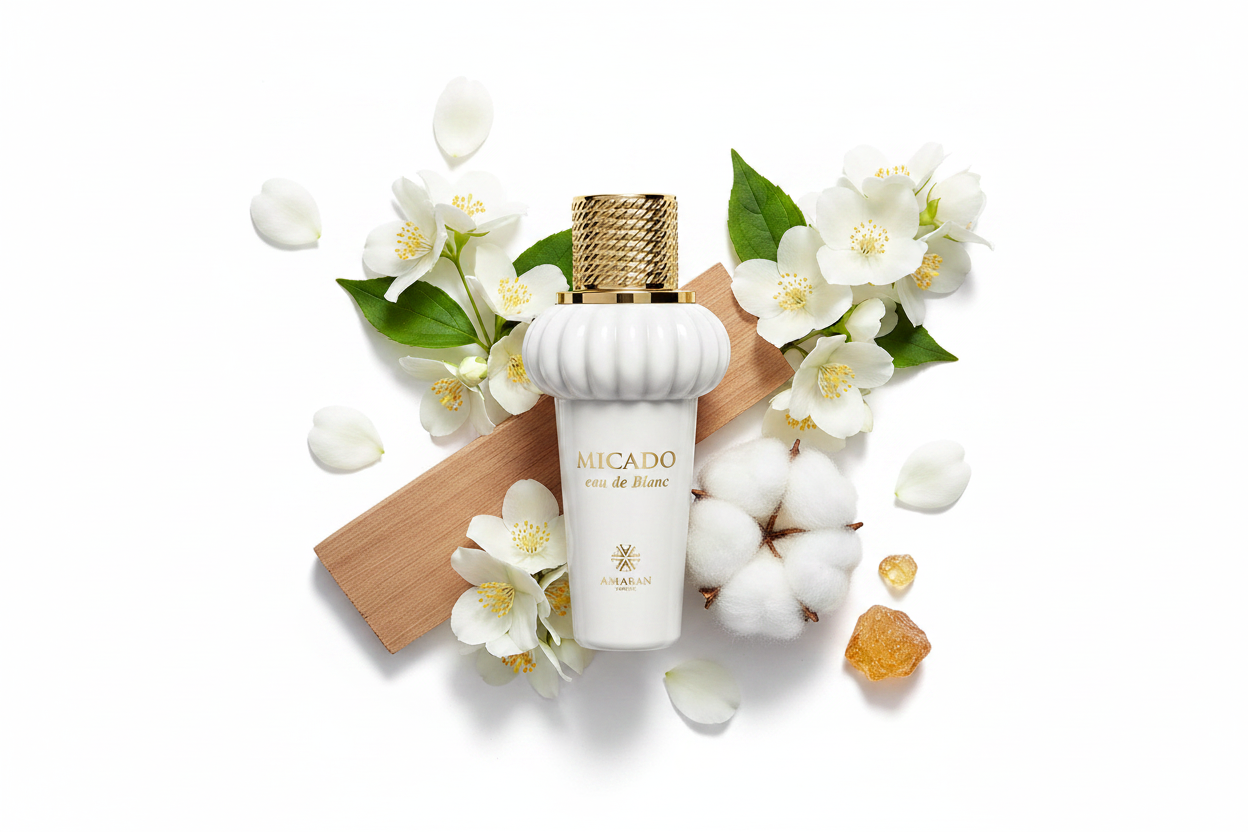 Eau de parfum Micado Blanc: frasco con tapa dorada y flores blancas