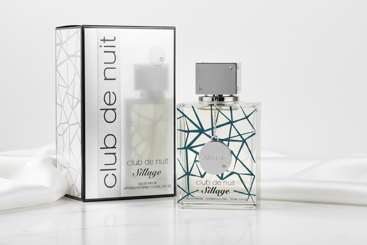 Perfume Armaf en caja y frasco transparente con diseño geométrico azul y tapa plateada.