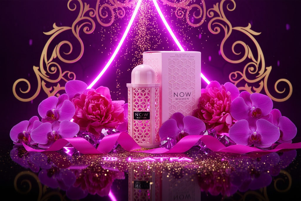 Eau de parfum: frasco y caja blancos con detalles geométricos, sobre pedestal morado