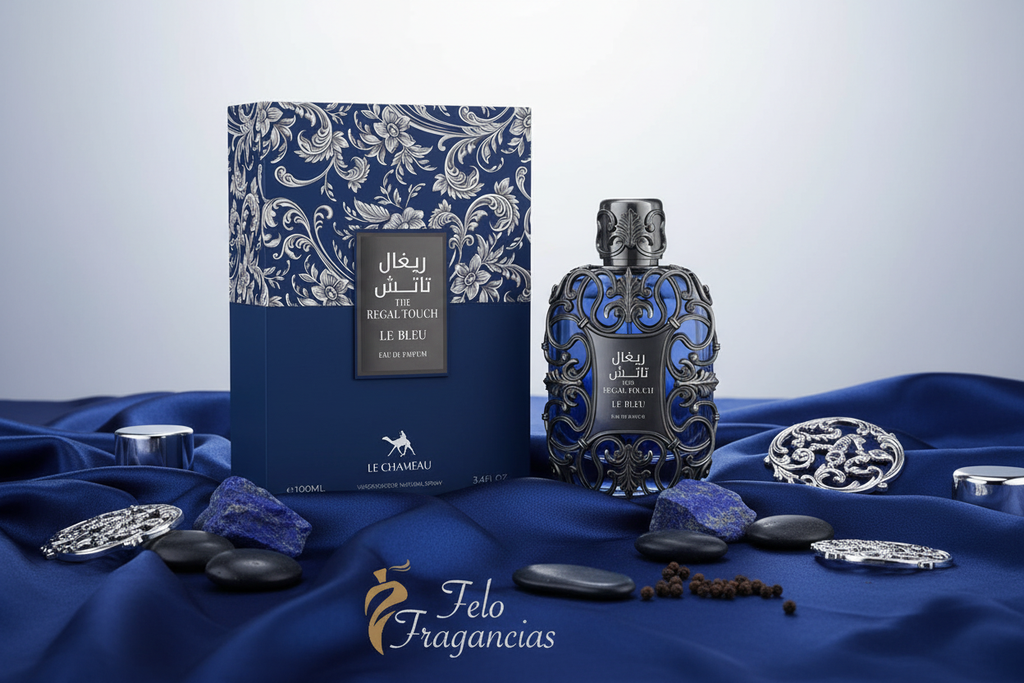 Perfume Eau de Parfum en frasco azul con grabados y caja a juego